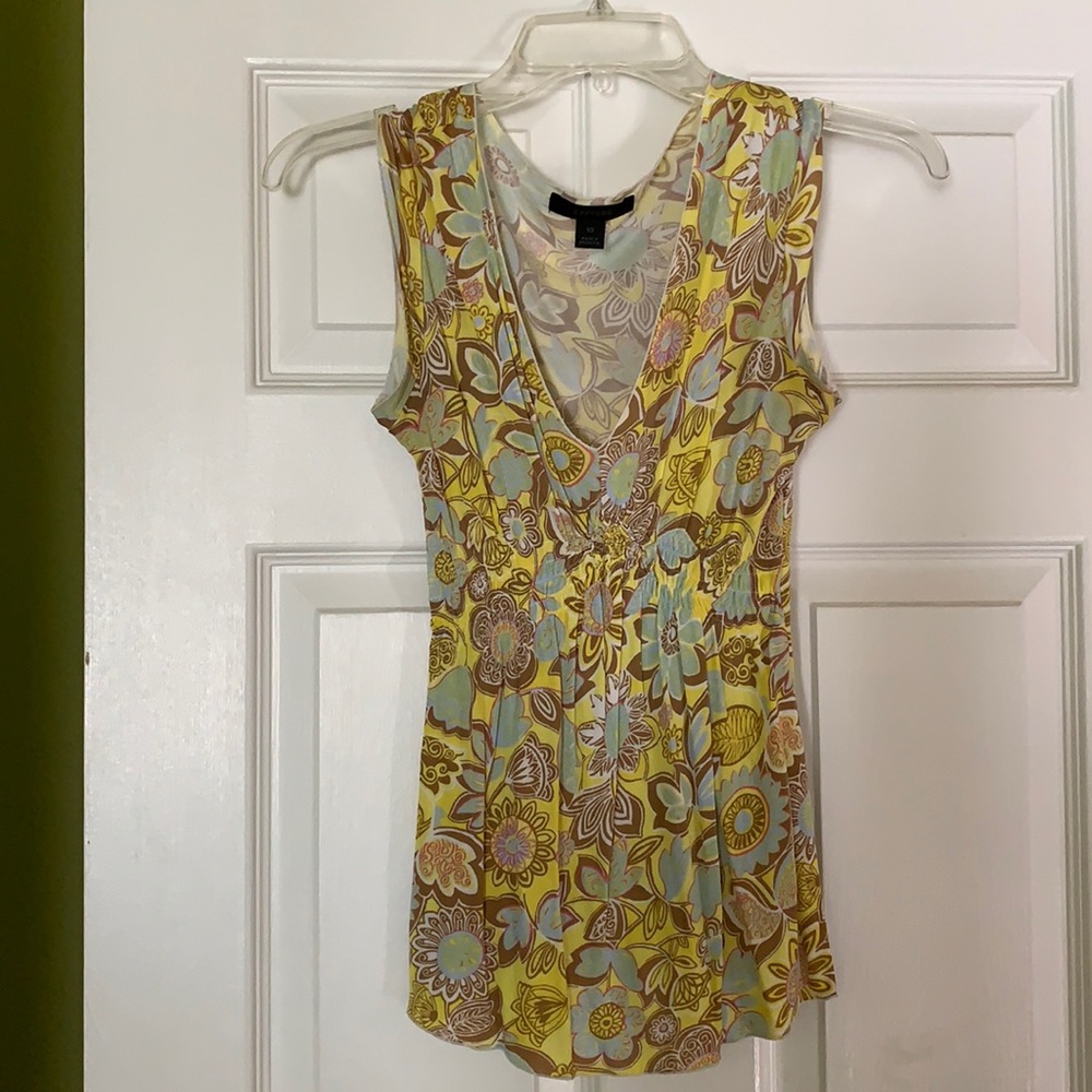 V-Neck, tight fitting, sinched waist